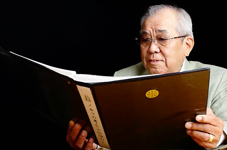 自身の野村ノートに目を通す野村氏。著作は100冊をゆうに超える。 ／ photograph by Tamon Matsuzono