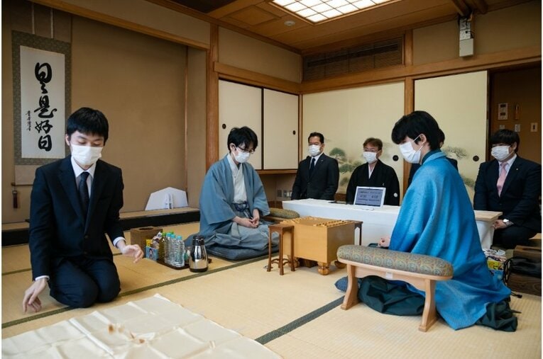 叡王戦第5局の振り駒　©日本将棋連盟