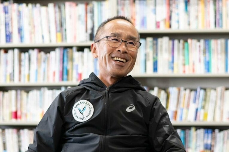 1987年、創部２年目で山梨学院を箱根駅伝初出場に導いた上田誠仁氏。現在は同部の顧問 ／ photograph by Nanae Suzuki
