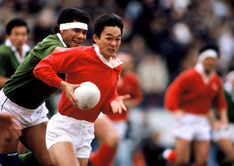 全日本ラグビー選手権で神戸製鋼の選手にタックルに向かうシナリ・ラトゥ　©BUNGEISHUNJU