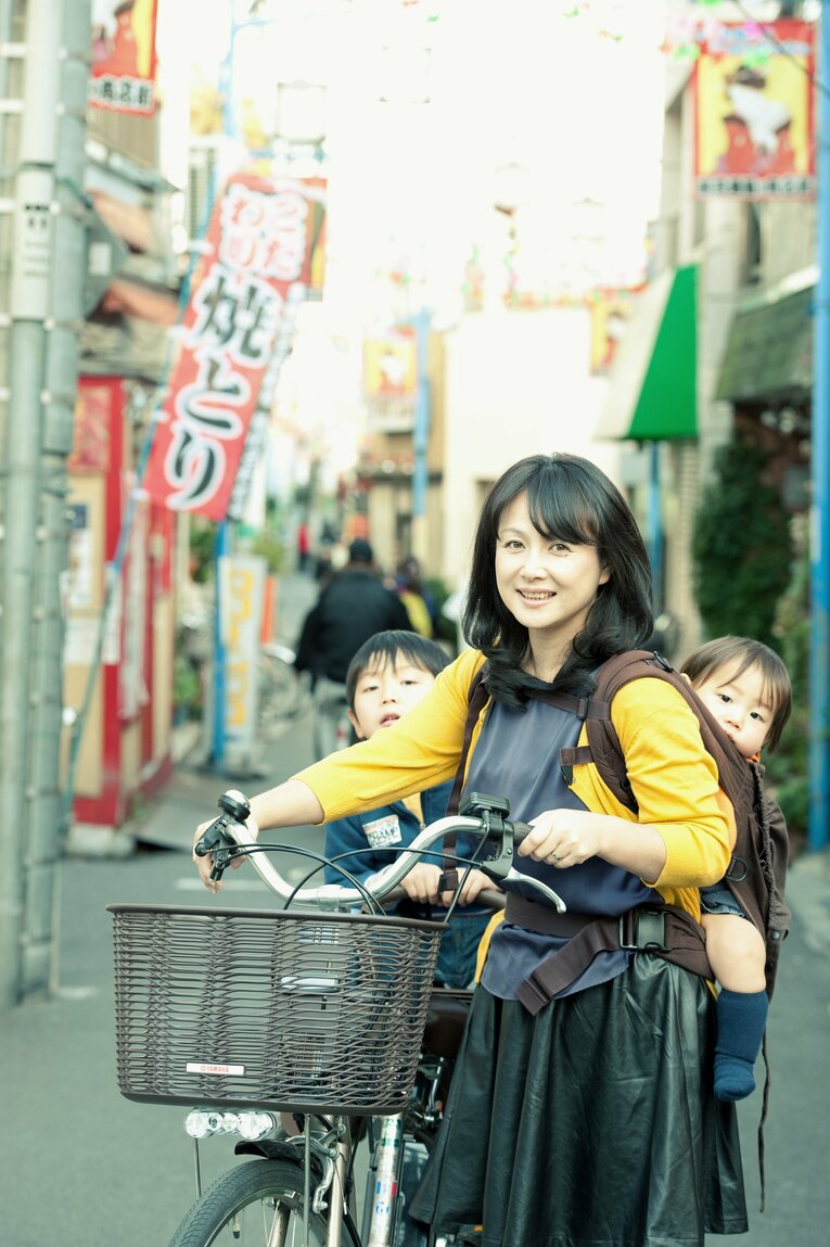 2人の息子と商店街で買い物をする貴重な家族写真　©Mami Yamada