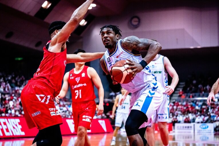 第7節終了時点で得点ランク4位、リバウンドランク2位につける新加入のオヴィ・ソコ。イギリス出身、201cmの30歳