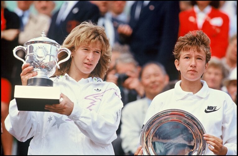 1988年全仏決勝。この年史上唯一の年間ゴールデンスラムを成し遂げたグラフ（左）は当時18歳。ダブルベーグルで粉砕されたわずか17歳のズベレワ（右）はスピーチを拒否　©Getty Images