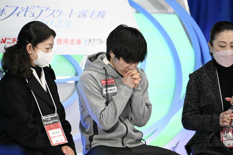 日本選手権フリー後に、祈りながら得点を待つ三浦佳生　©︎Asami Enomoto