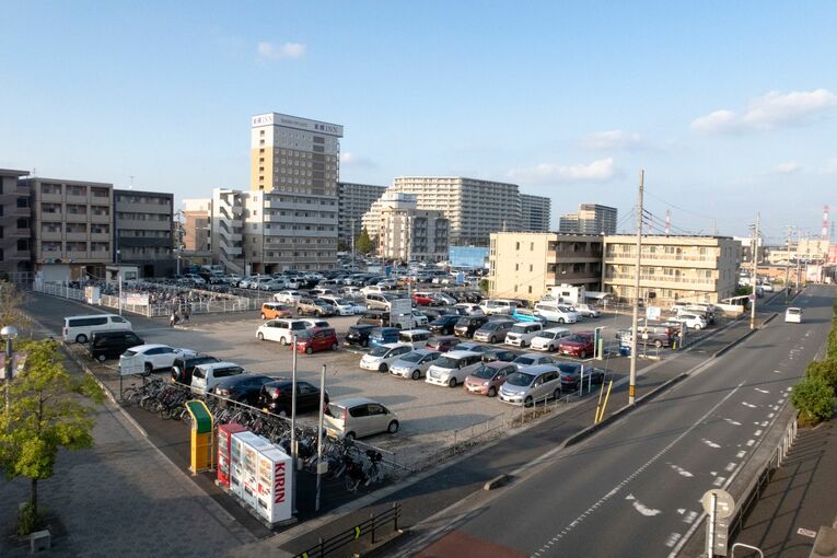 駅の東西を結ぶ跨線橋から、東横イン側を望む