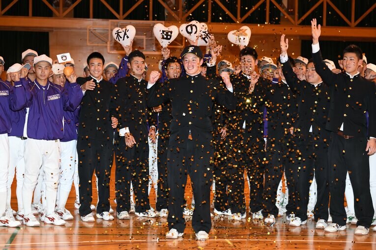 2018年ドラフトで指名直後の吉田　©BUNGEISHUNJU