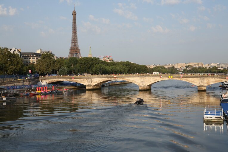 パリ五輪のトライアスロン競技でスイムの舞台となったセーヌ川　©JIJI PRESS