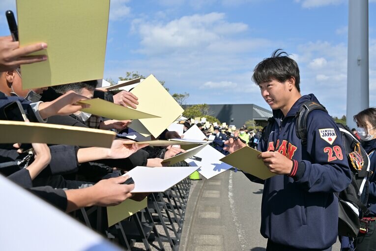 ファンのサインに応える高橋宏斗　©︎Hideki Sugiyama