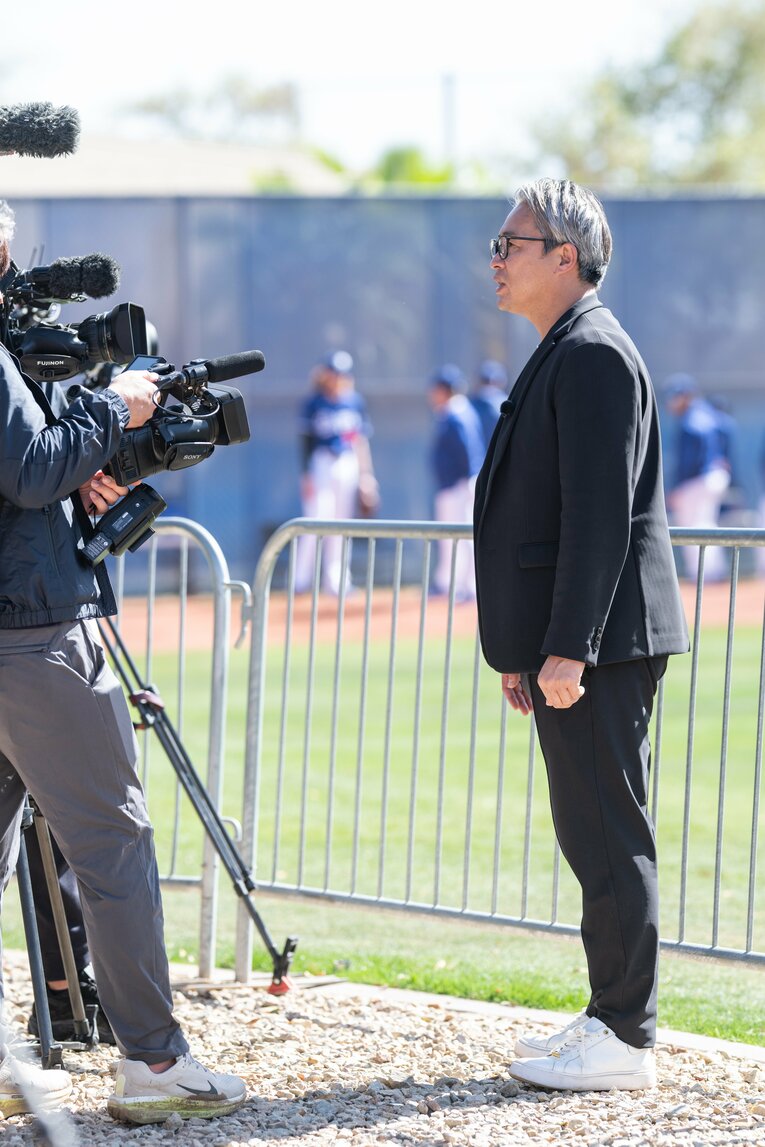 アリゾナでドジャースのスプリングキャンプをレポートする五十嵐さん　©Nanae Suzuki