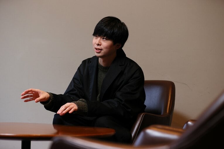 インタビュー中の栗尾さん　©Shigeki Yamamoto