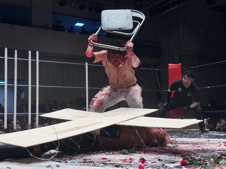 スワイプすると「エル・デスペラードvs葛西純」など激闘写真をご覧になれます　©Norihiro Hashimoto