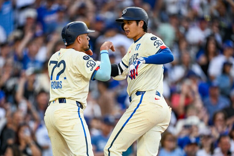 【Numberカメラマンが激写・大谷翔平の愛される日常】大谷とデコピンポーズするロハス。写真はまだまだ続きます　©Nanae Suzuki