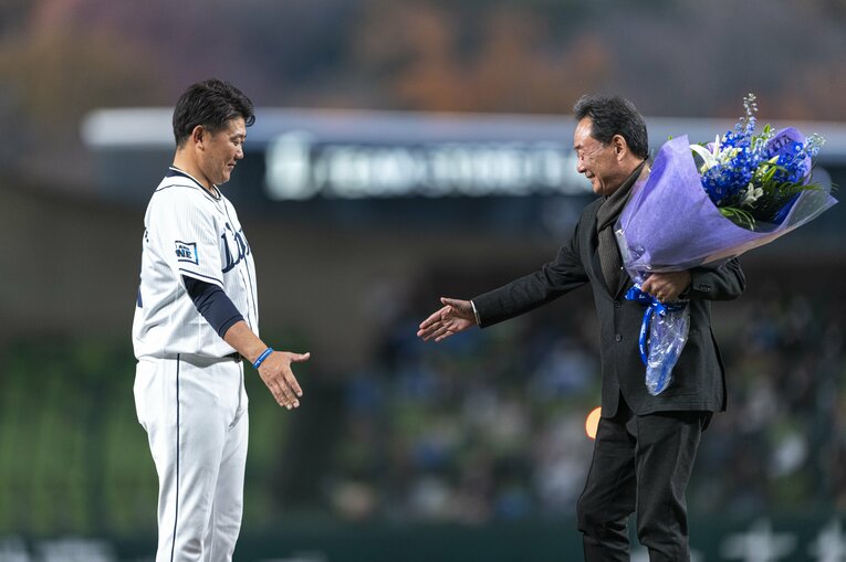 引退セレモニーでの松坂と東尾　©Takuya Sugiyama