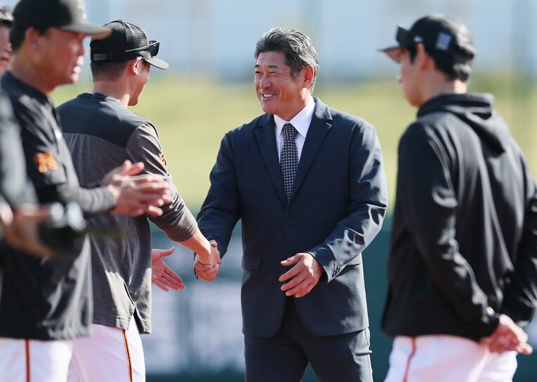 11月4日に巨人の秋季キャンプを訪れた石井琢朗二軍新監督　©️SANKEI SHIMBUN