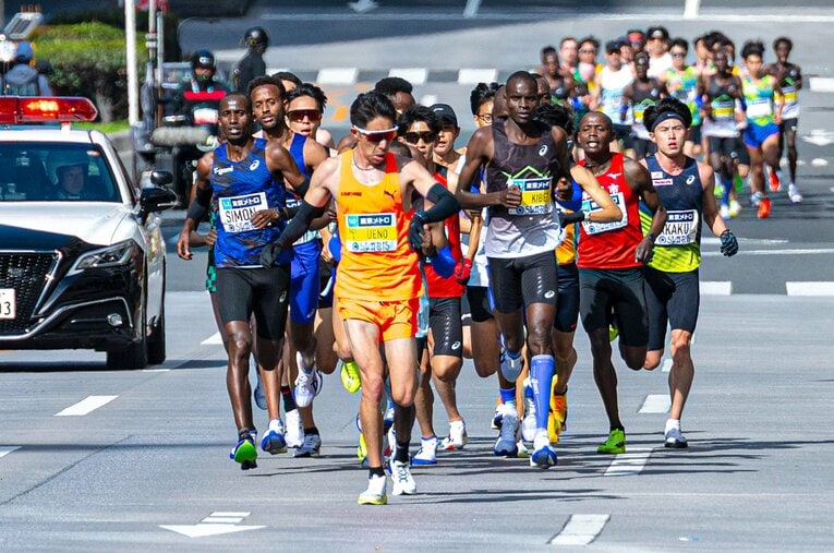 ペーサーを務めているときにはこまめに時計をチェックする　©Takuya Sugiyama