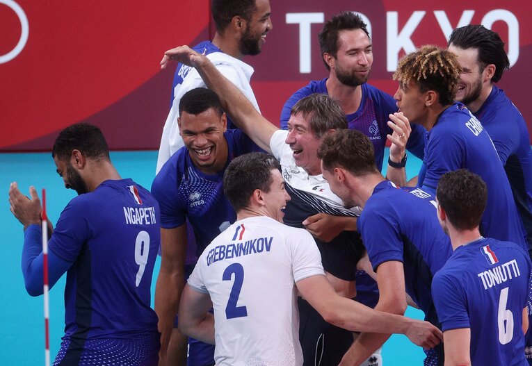 東京五輪でフランス代表を金メダルに導いたロラン・ティリ監督。教え子であるヌガペト（9番）やグレベニコフ（2番）らはパリ五輪でも連覇に貢献した　©︎Getty Images