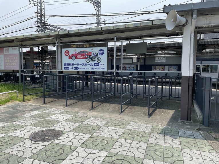 【PL学園、2025年の夏】花火大会当日、富田林駅には臨時改札が設けられていた ©NumberWeb