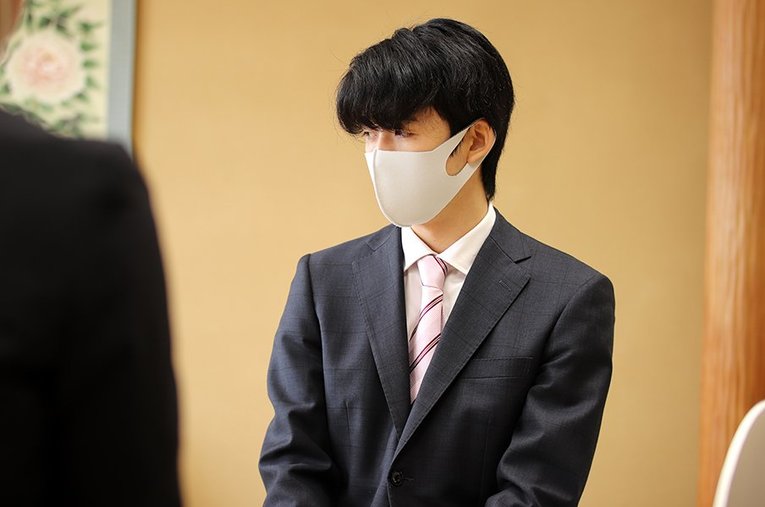 棋聖戦で防衛に成功し、19歳となった藤井聡太二冠は王位戦、叡王戦にも挑む夏となる ／ photograph by 日本将棋連盟
