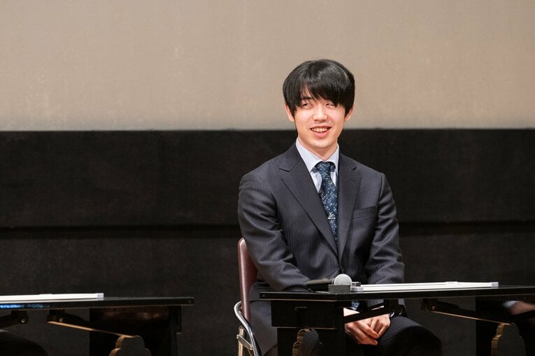 普段の公式戦では見られない……藤井聡太竜王・名人の素朴な笑顔と“素の表情”（全20枚超）　©Nanae Suzuki