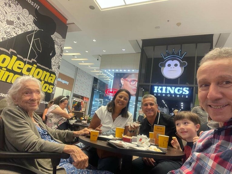 左から母テレーザさん、妻クリスティーナさん、ジョルジーニョ、一人置いて兄　※本人提供