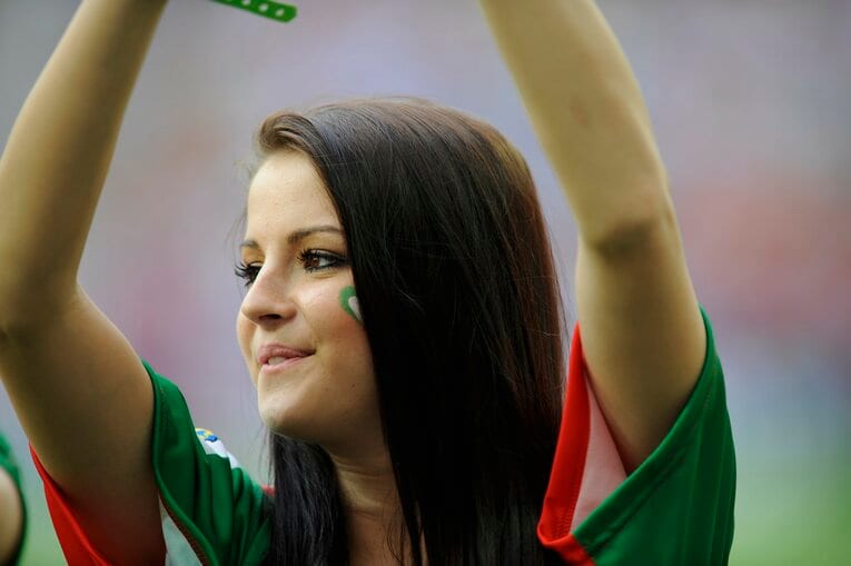 EUROにいた美しい女性サポーターの応援姿（50枚超）　©Sports Graphic Number