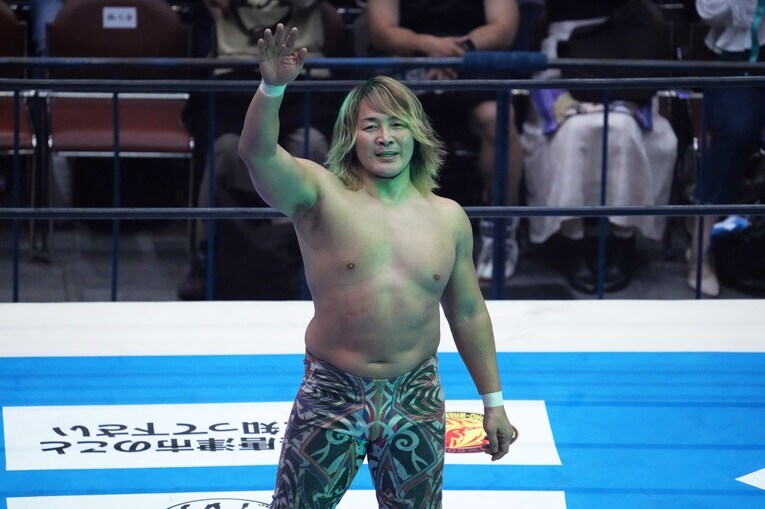 25周年記念記念試合に勝利し、ファンの声援に応える棚橋弘至　©Essei Hara