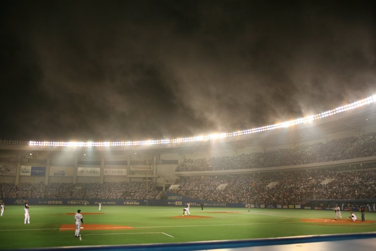 霧が発生しはじめた状況の2005年日本シリーズ第1戦©Naoya Sanuki