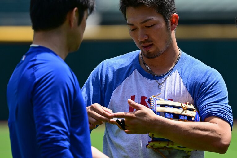 5月29日、左手に視線を落とす鈴木　©Getty Images