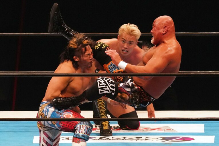 棚橋弘至にシャイニング・ウィザードを叩き込む武藤