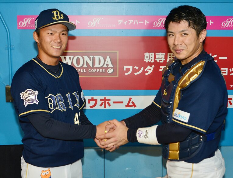 写真は2017年8月、プロ初勝利をした山本と握手をする若月健矢。山本は2016年ドラフト4位でオリックス入団　©Sankei Shimbun