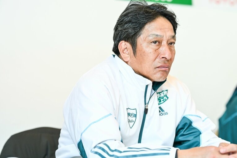 5区に走り出す前の黒田にリラックスのためのアドバイスをかけていた原監督　©Nanae Suzuki