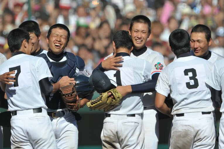 2009年夏の甲子園決勝、激闘を終えた中京大中京と日本文理の選手たち。勝者にも敗者にも笑顔があった ／ photograph by Hideki Sugiyama