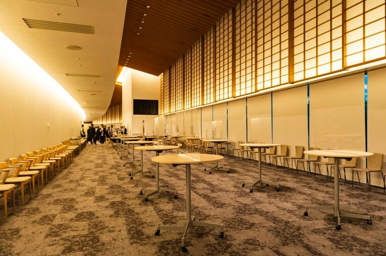 ラウンジがこんなに広いだなんて！　©Wataru Sato