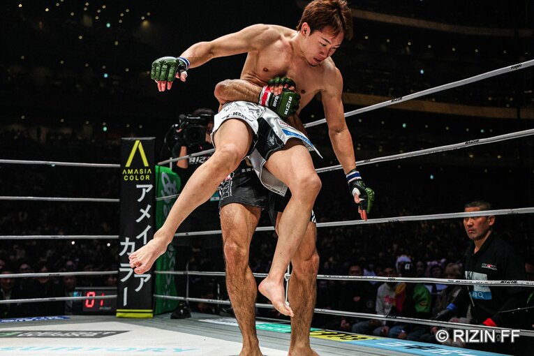 朝倉未来vsシェイドゥラエフ【スワイプするとそのほかの写真もご覧になれます】　©RIZIN FF