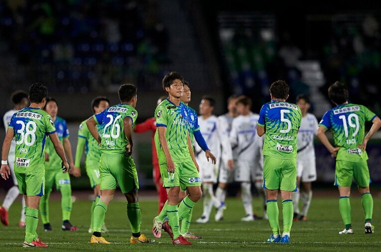 昨年はJ1で最下位に終わった湘南ベルマーレ。本来ならJ2降格となるが、新型コロナウイルス感染拡大による大会方式の変更で、今シーズンもJ1で戦う ／ photograph by Getty Images