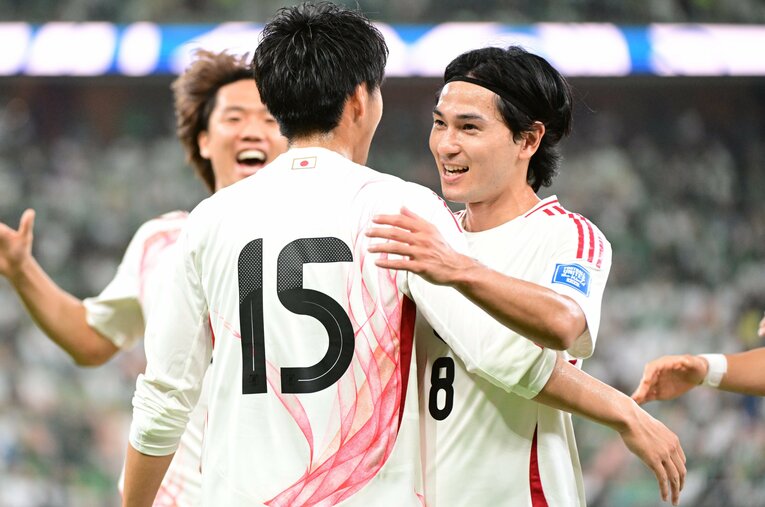 先制ゴールの鎌田を祝福する南野　©JFA/AFLO