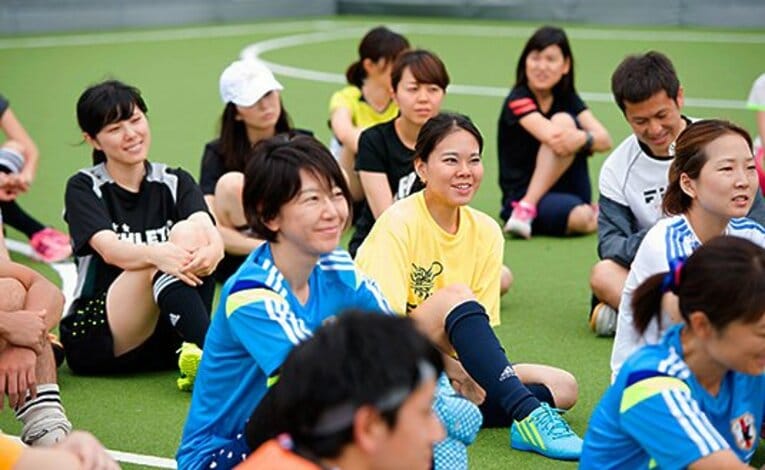 チーム編成の後はルール説明。初めて会ったチームメイトとの初めてのフットサルを前に緊張気味？