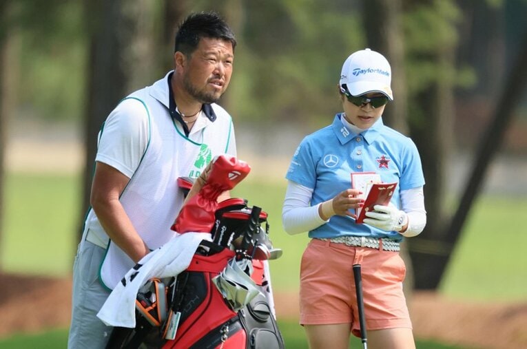 大西葵（右）のキャディーを務めた大江順一氏。試合途中で会場を立ち去ったことが大々的に報じられた ／ photograph by Sankei Shimbun