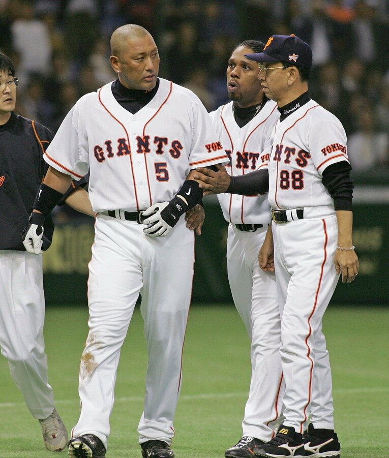 2005年5月11日、オリックス戦。延長11回、頭に死球を受け、マウンドに詰め寄る清原和博。堀内監督とローズが駆け寄る　©JIJI PRESS