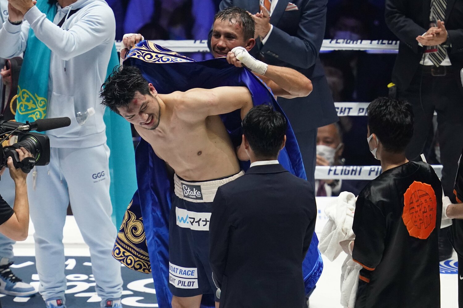 試合後、ゴロフキンはカザフスタンの民族衣装「チャパン」を村田に贈呈 ©Getty Images