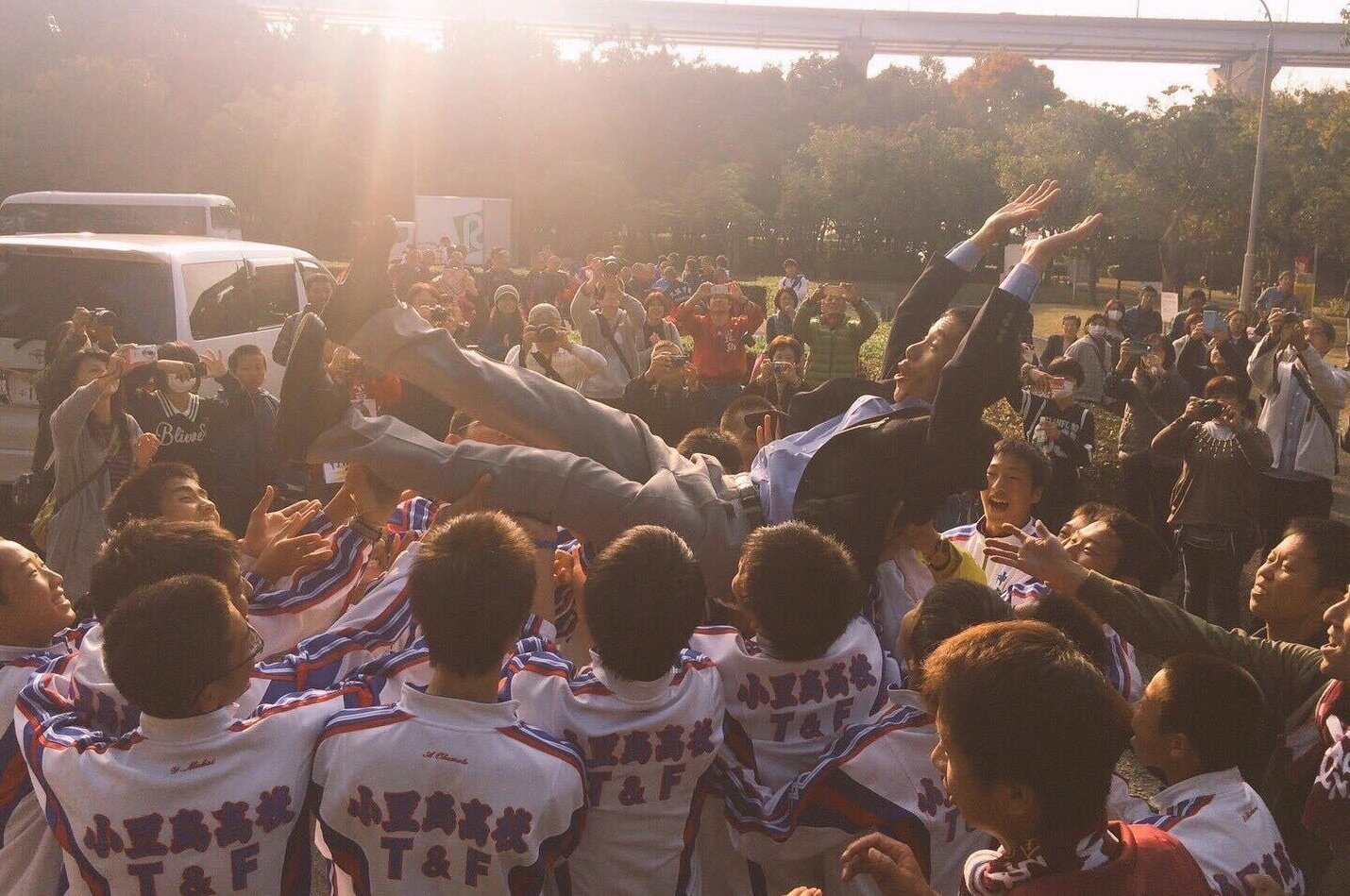 「何年経っても都大路なんて無理やぞ」離島の公立校の奇跡…なぜ”スポーツ推薦ゼロ”で「県大会11連覇中」強豪私立を倒して全国高校駅伝に行けた？＜Number Web＞