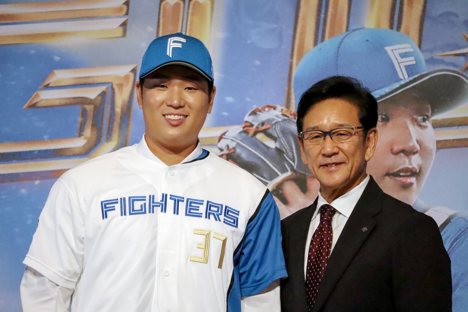 古林睿煬の入団会見は台北で行われ、栗山英樹チーフ・ベースボール・オフィサーも出席した　©JIJI PRESS