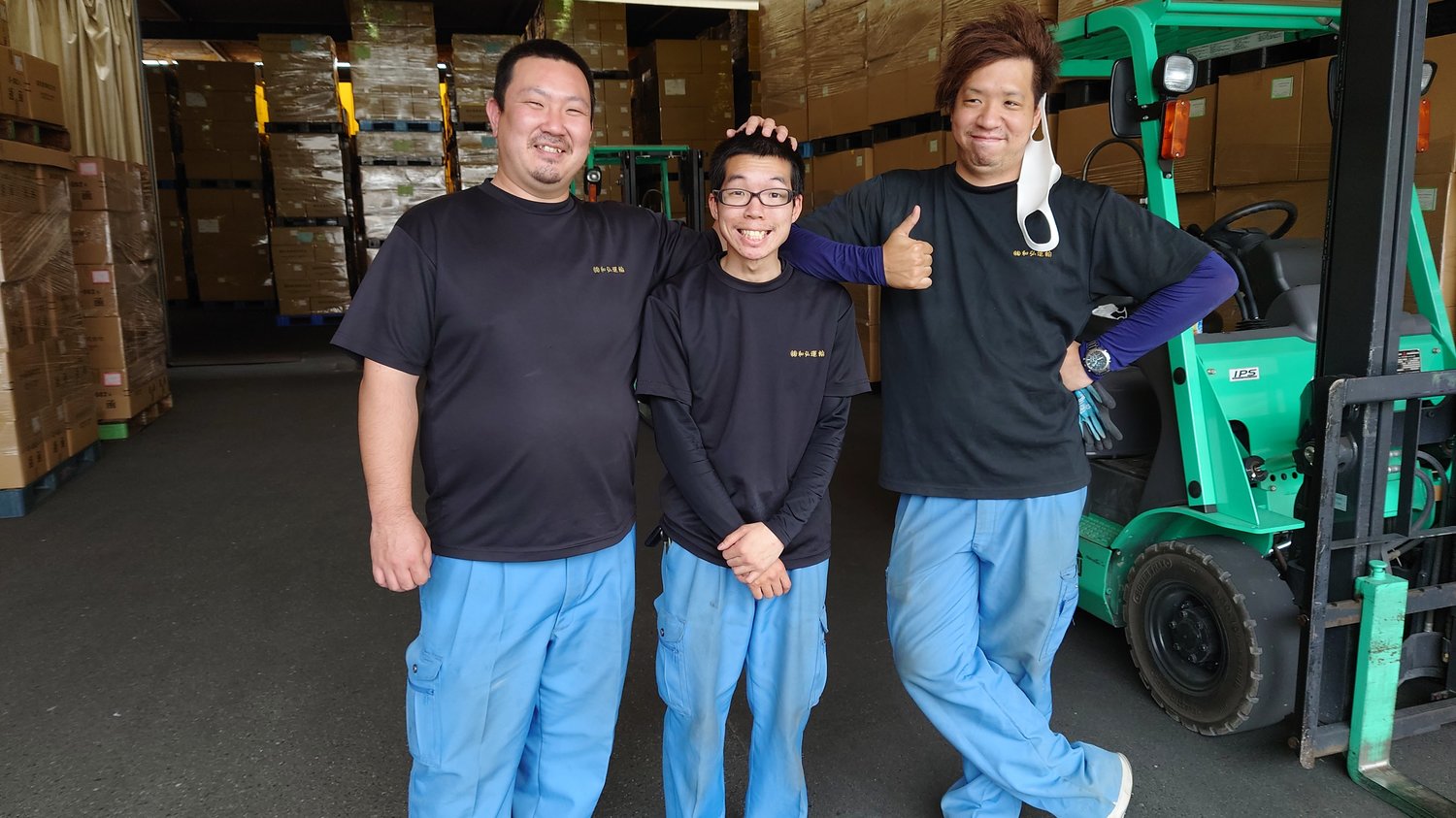 やりがいを見つけ、同僚たちと充実の時間を過ごしている（本人提供）