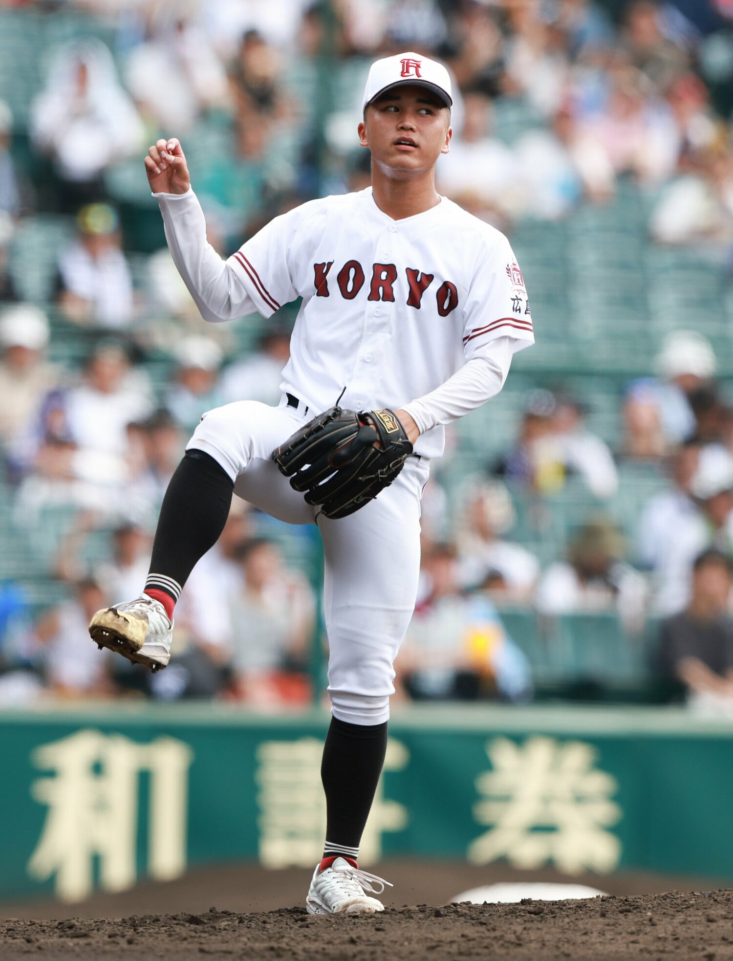 広陵高のエース・高尾響。「コユニ」グラブを使用。中指の上部に指カバーがついていて、そこに人差し指を入れ、小指のところに小指と薬指を入れていた　©JIJI PRESS