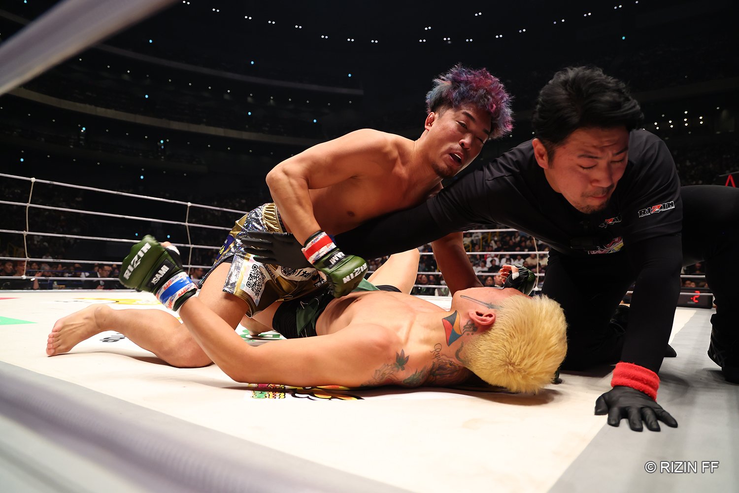 ダースチョーク→パウンド連打で太田が芦澤を失神KO　©RIZIN FF