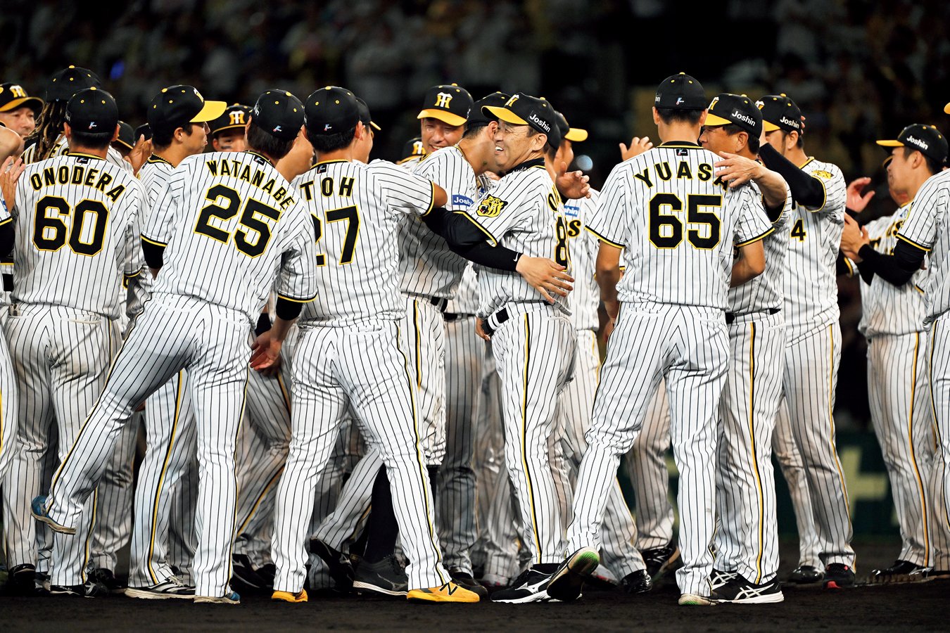 優勝を決めた巨人戦で柔らかな笑顔を見せる岡田 ©Hideki Sugiyama