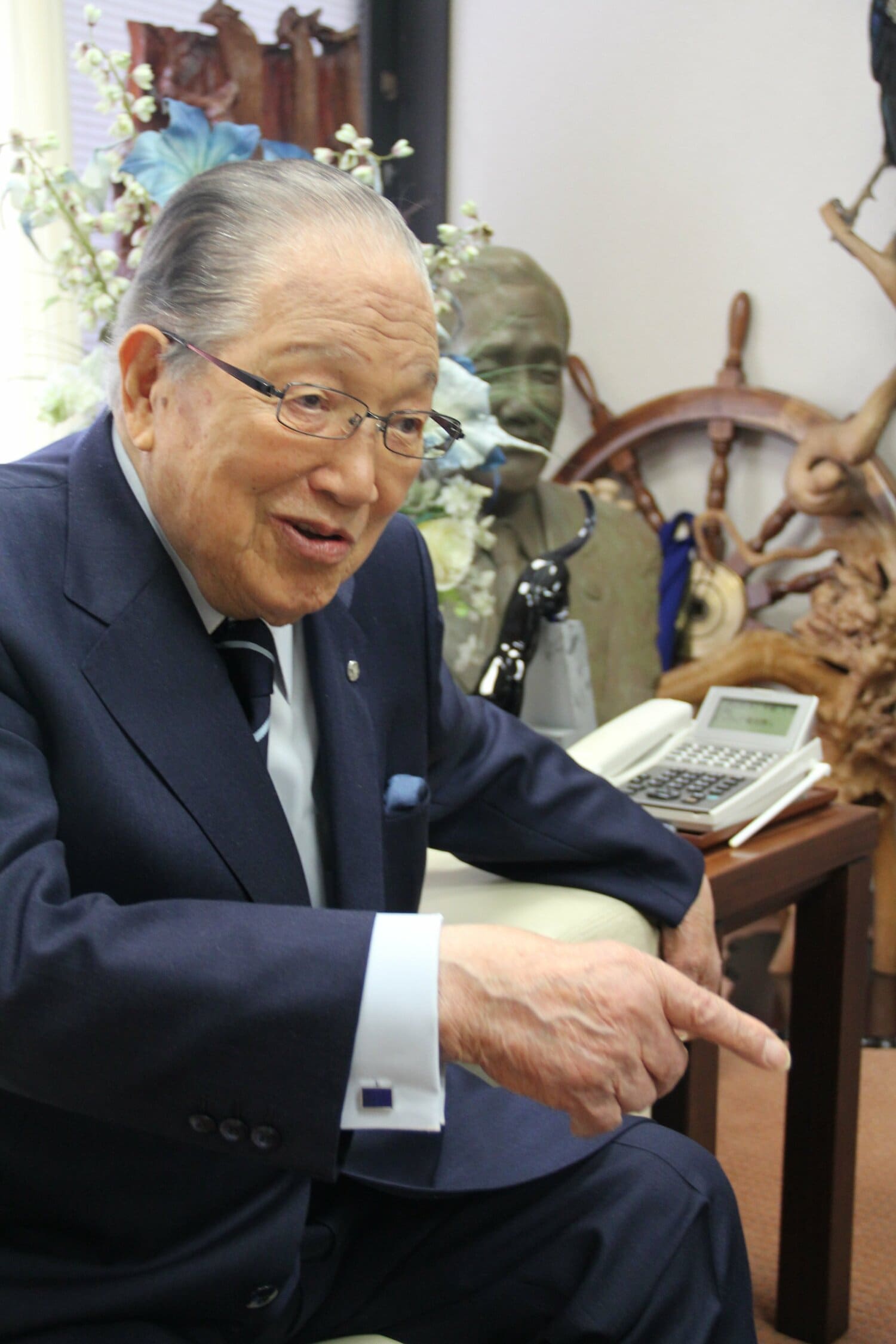 藤木企業本社で取材に答える藤木幸夫氏　©NumberWeb