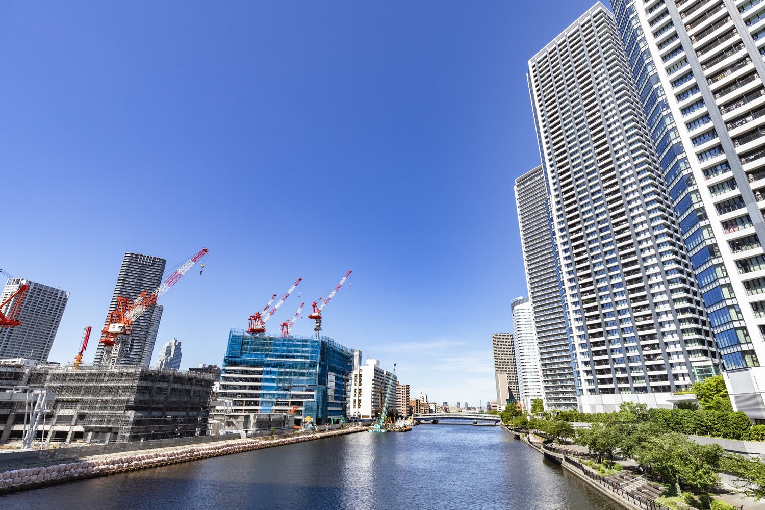 勝どき駅（左）から晴海（右）へ。朝潮運河を渡る