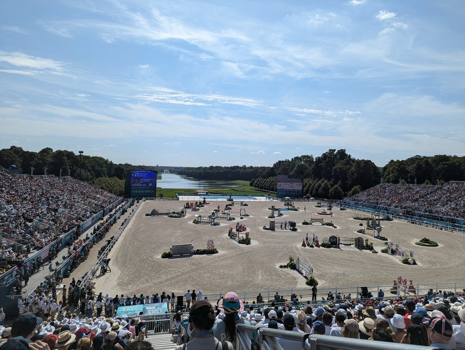 会場奥の「グランドカナル」を挟んで遠くに見えるのがヴェルサイユ宮殿　©JMPA