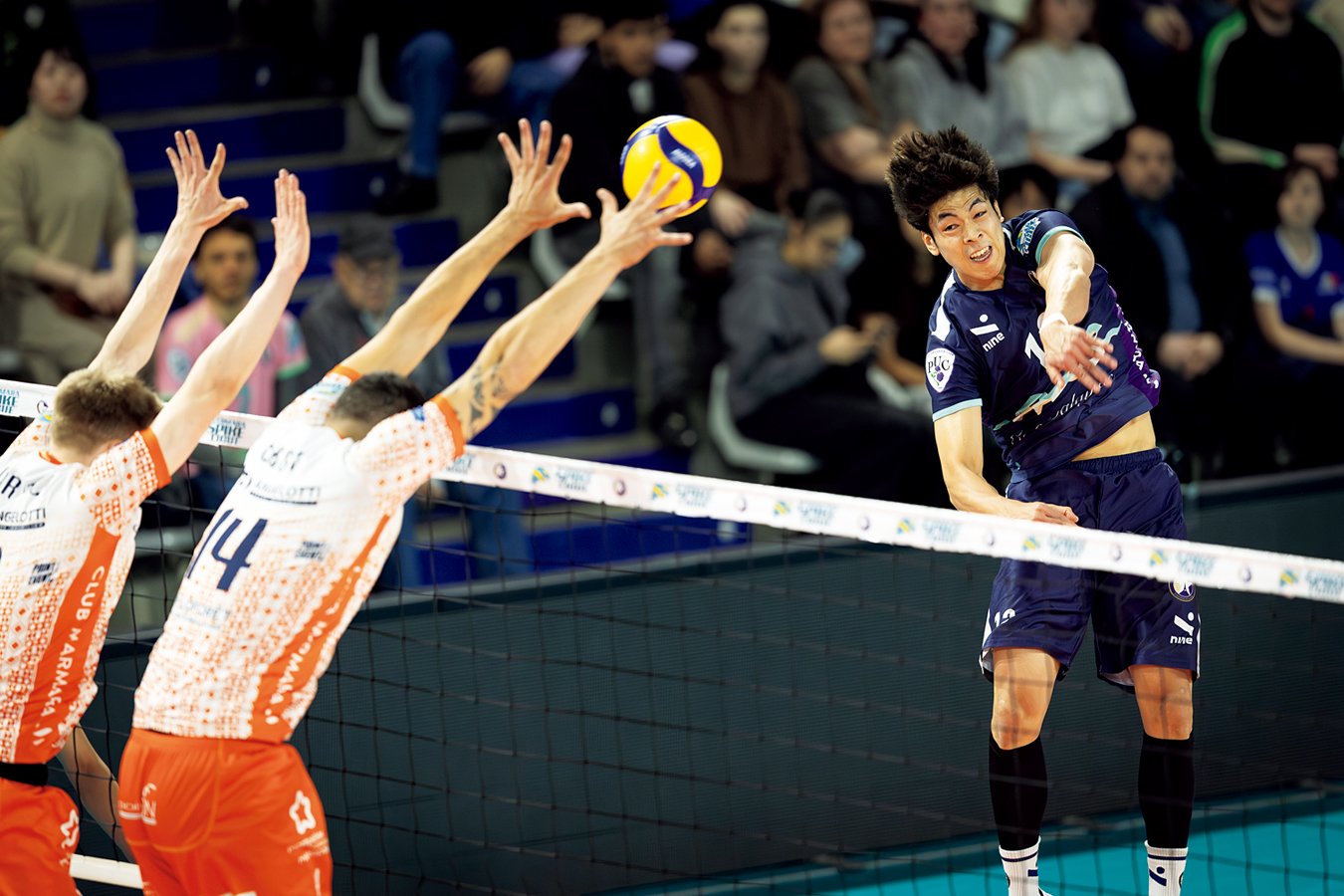 宮浦健人／1999年2月22日、熊本県生まれ。U-19日本代表として、'17年世界ユース選手権で銅メダルを獲得。同年に早稲田大学に進学し、インカレ4連覇。ジェイテクトSTINGSを経て'22年にポーランドに移籍した。'23-'24シーズンはパリ・バレーでプレー。190cm、86kg  ©Takahisa Hirano